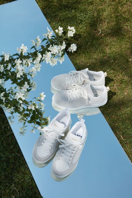 białe sneakersy