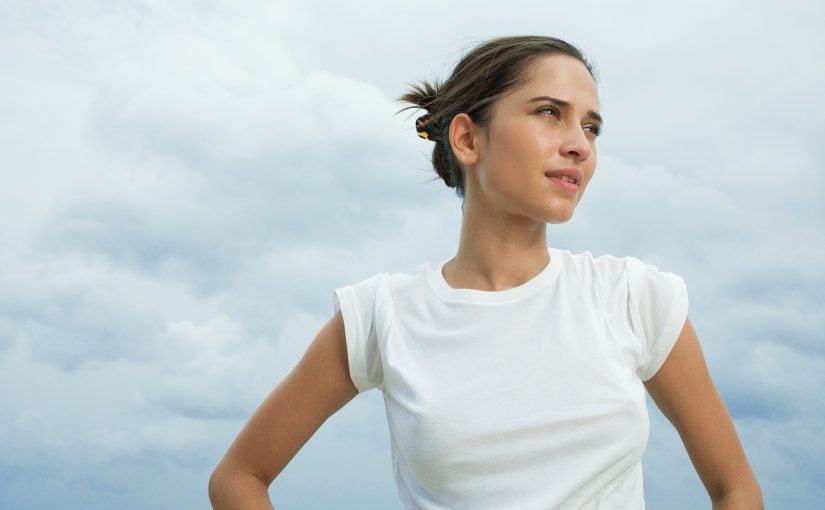 Żółte plamy pod pachami – jak je usunąć szybko i łatwo? Wskazówki