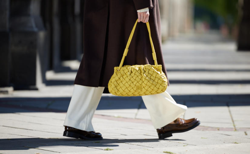 Moda pełna barw z mokasynami. Stylizacje z nieszablonowymi barwami