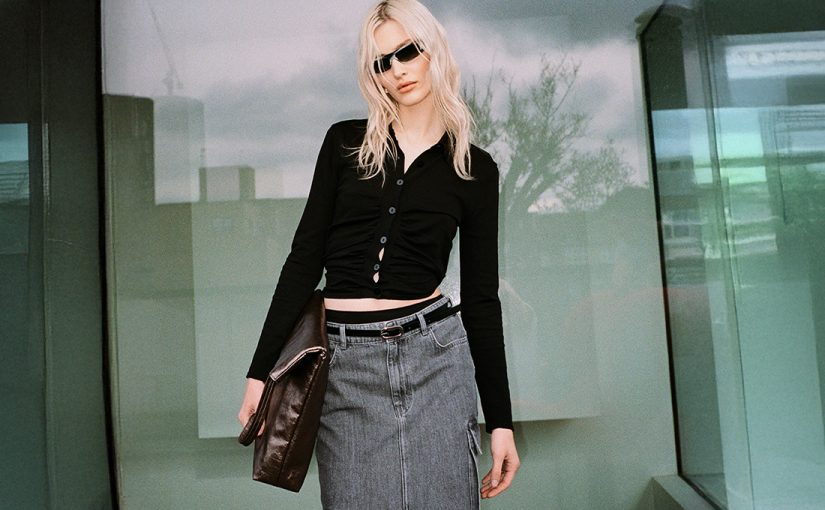 Spódnica jeansowa – outfit, który sprawdzi się na wiele okazji. Jak ją stylizować?