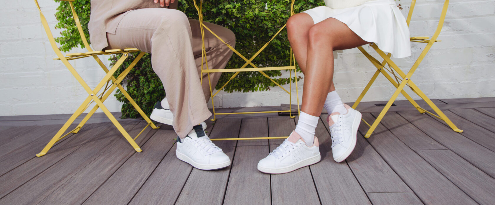białe sneakersy