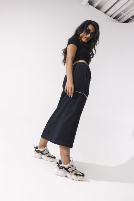 maxi spódnica i sneakersy