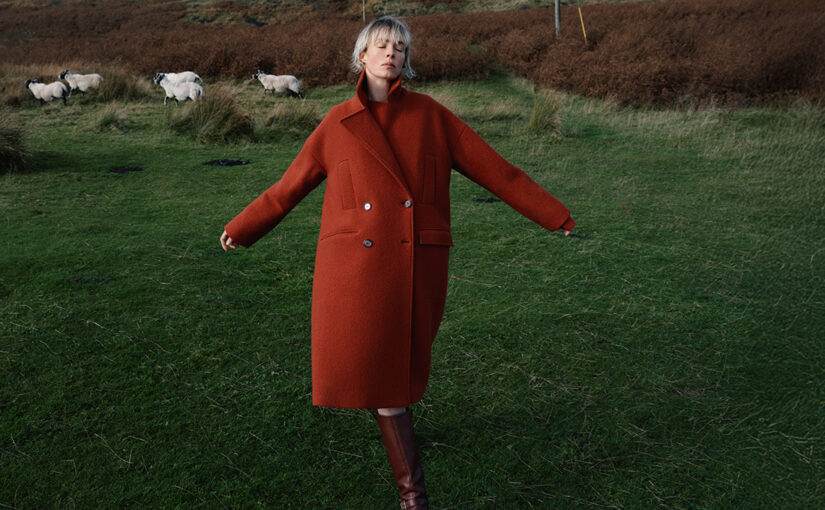 Czerwony płaszcz w roli głównej – jak tworzyć stylizacje, które przyciągają wzrok?