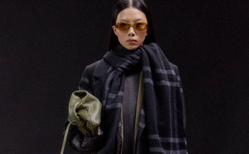 Jaki szalik do czarnego płaszcza damskiego, a jaki do innych kolorów? Najciekawsze połączenia