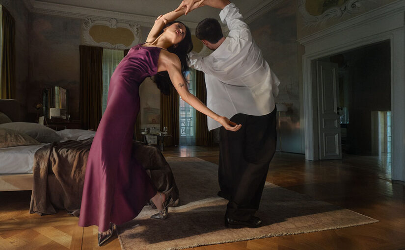 Satyna – co to jest, komu pasuje i jak o nią dbać? Wszystko, co musisz wiedzieć