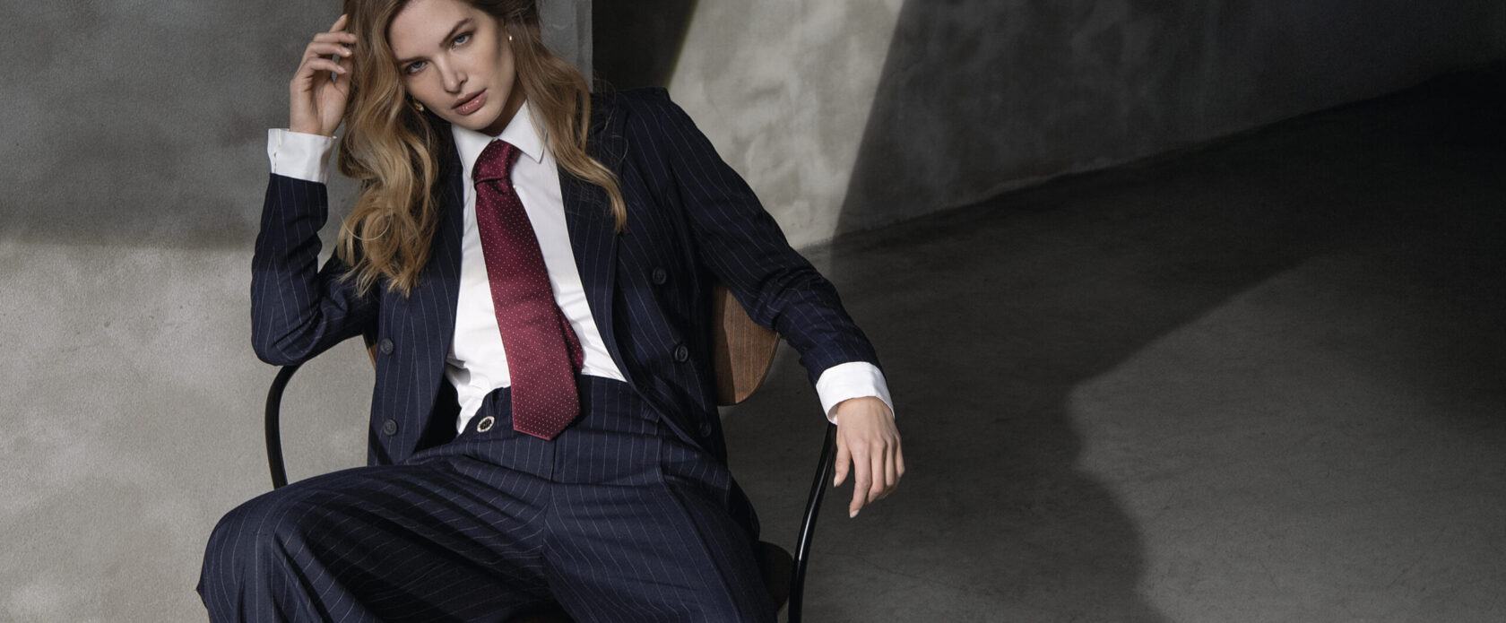 Moda na szerokie spodnie – jak nosić szerokie spodnie damskie? Sprawdź!