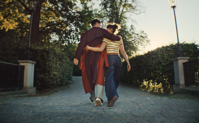 Spodnie slouchy – stylizacje i wskazówki