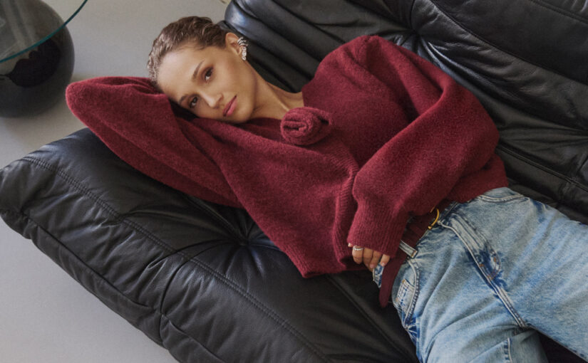 Mom jeans – stylizacje na różne okazje