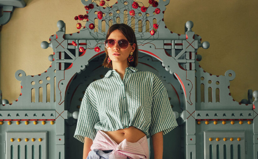 Butelkowa zieleń i pudrowy róż – jak łączyć te kolory w eleganckich stylizacjach?