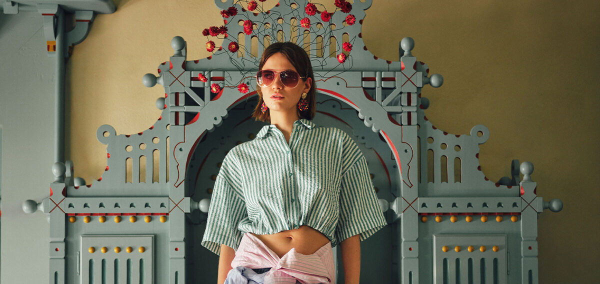 Butelkowa zieleń i pudrowy róż – jak łączyć te kolory w eleganckich stylizacjach?