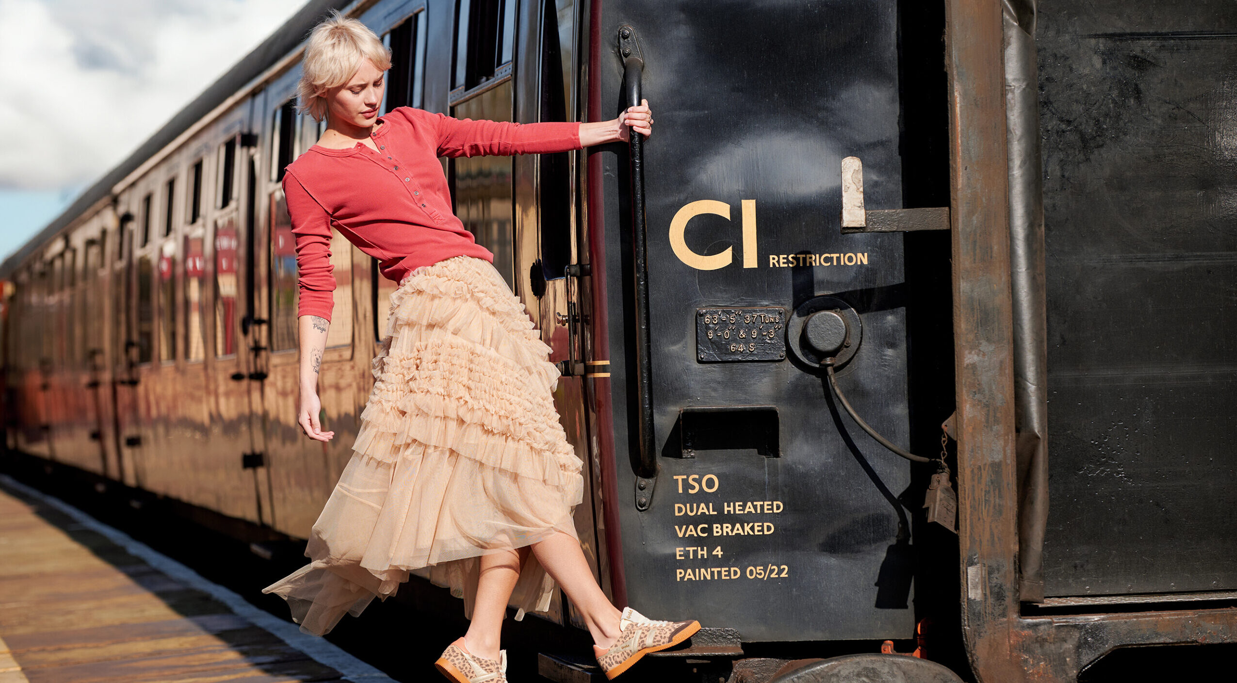 Moda wiosna 2026 – najważniejsze trendy, kolory i fasony sezonu