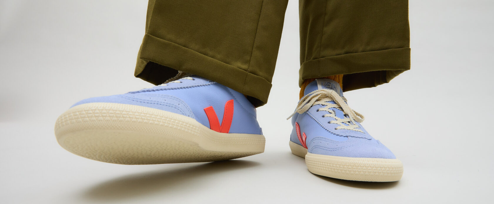 Buty sportowe do garnituru – jak dobrać model damski i męski do formalnej stylizacji?