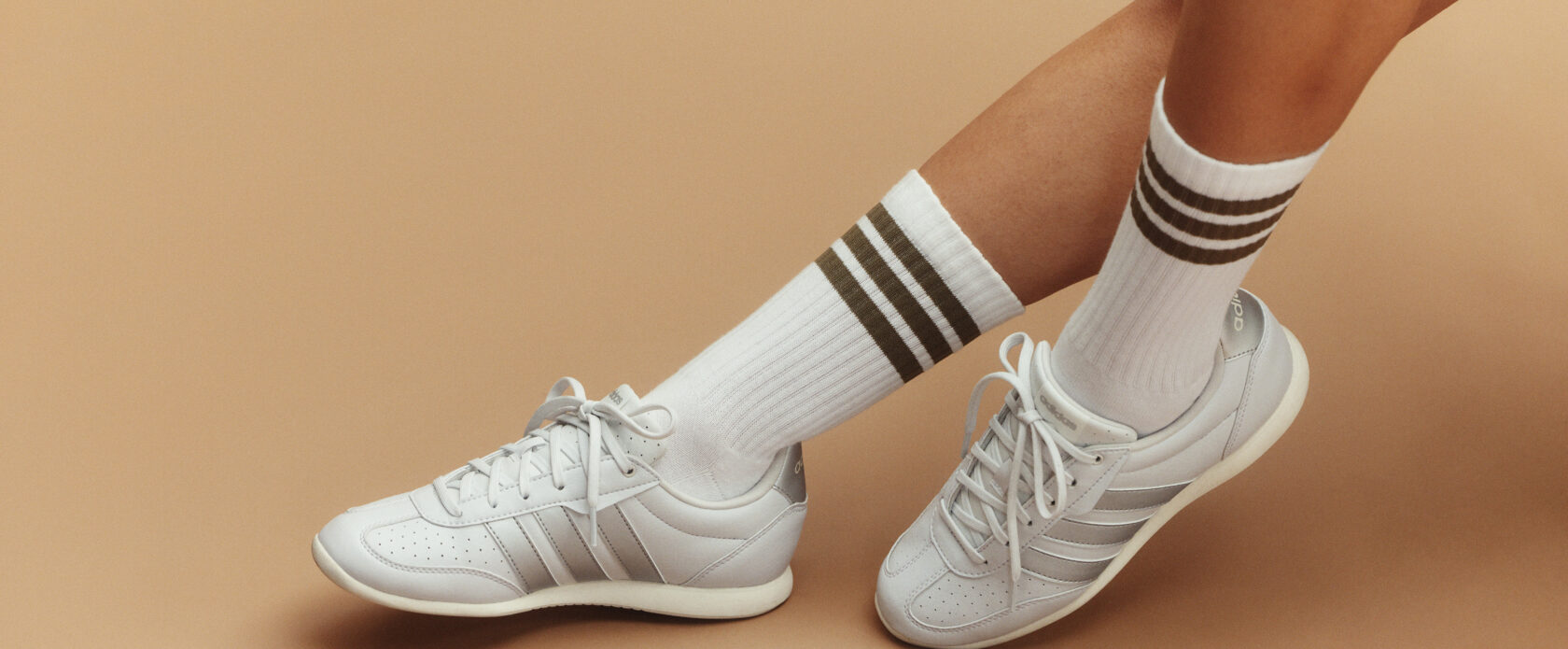Czym czyścić białe buty? Skuteczne sposoby na przywrócenie im świeżego wyglądu