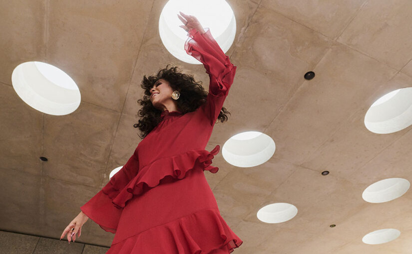 Brick Red w modzie jesienią – jak stylizować ten intensywny kolor?